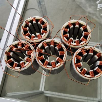 เครื่องปั่นเครื่องยนต์อัตโนมัติเต็ม 8kw ปั่นฟันสําหรับสแตตเตอร์ที่เคลือบ ผู้ผลิต