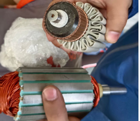 เครื่องลวดอาร์มเรชั่นอัตโนมัติสําหรับสล็อตคอมมูเตเตอร์ ไม่มีฮอก สกว้างโรเตอร์ ผู้ผลิต